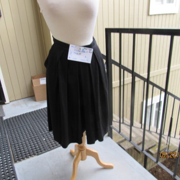 #523 WOMEN'S 100% WOOL BLACK SHORT BY HARPER GREER (SIZE 14) - Picture 1 of 3